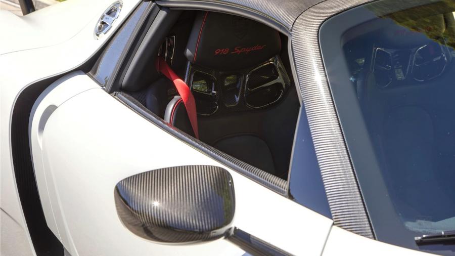 Детали экстерьера Porsche 918 Spyder Weissach Package (472) 2015 года  (фото 17 из 20)